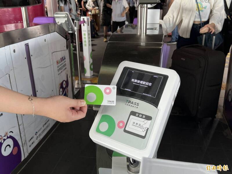 女高中生破解悠遊卡退票撈82萬 母見媒體拍照崩潰：她還要做人