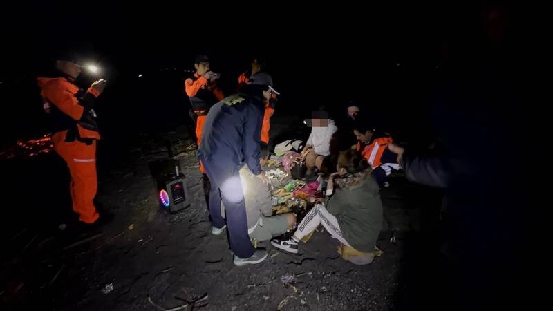 逃逸移工下雨天烤肉被捕 從容啃完烤雞翅