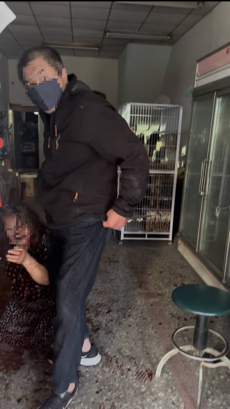 鄰居聽見王婦喊救命前往查看時，拍到凶嫌持刀面露凶光的身影。（民眾提供）