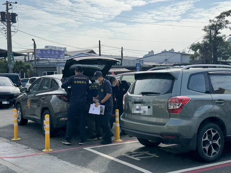 鑑識人員帶證物到殯儀館配合檢察官相驗。（記者許麗娟攝）