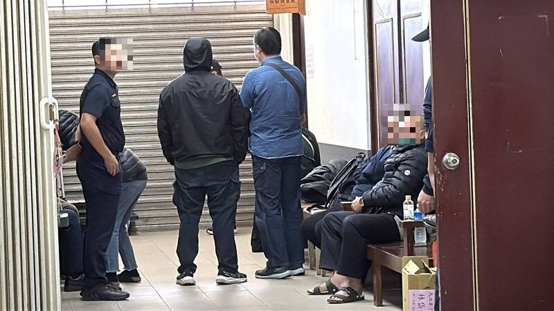 死者王婦家屬至殯儀館認屍。（記者許麗娟攝）