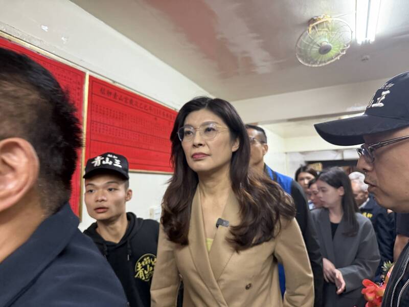 鄭麗文出席艋舺青山王祭 避談助理費、民調低