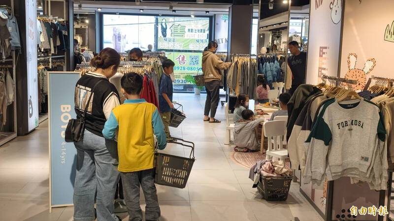 台南市親自行善會今天下午舉行「幸福NET（7） 曙光暖流 愛在花蓮 花蓮捐贈」活動，送愛給花蓮11校、70名花蓮市弱勢學童，邀請孩子及家長們到服飾賣場選購新衣。（記者王錦義攝）