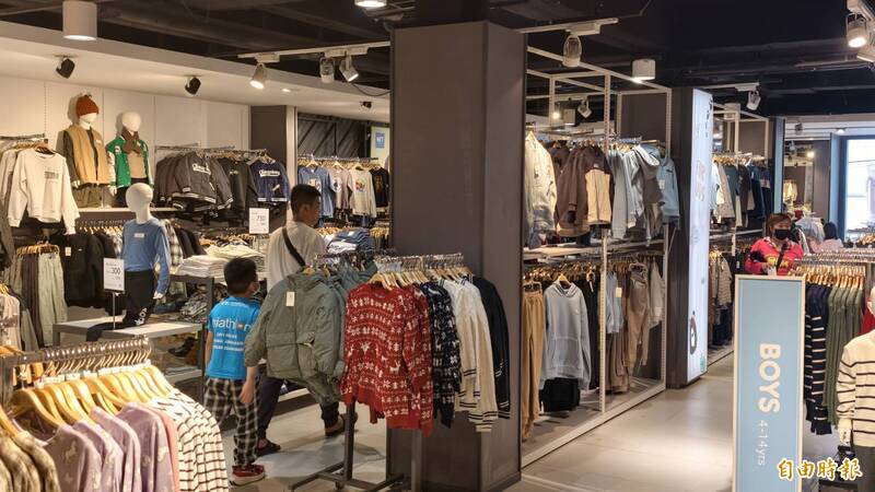 台南市親自行善會今天下午舉行「幸福NET（7） 曙光暖流 愛在花蓮 花蓮捐贈」活動，送愛給花蓮11校、70名花蓮市弱勢學童，邀請孩子及家長們到服飾賣場選購新衣。（記者王錦義攝）