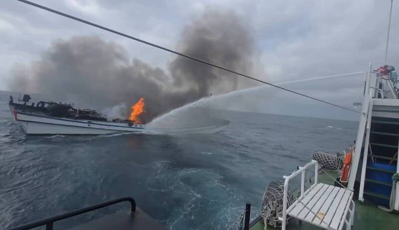 興達港漁船安平外海失火狂燒3小時後滅頂 4船員獲救