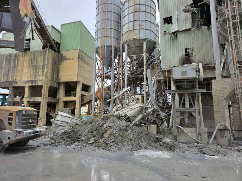 嚇!桃園觀音水泥廠桶槽倒塌如爆炸 虛驚一場無人傷