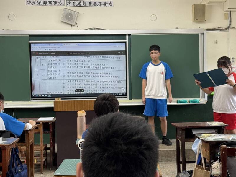 國際人權日 台南學生淨灘、選小市長、做「愛的蛋餅」