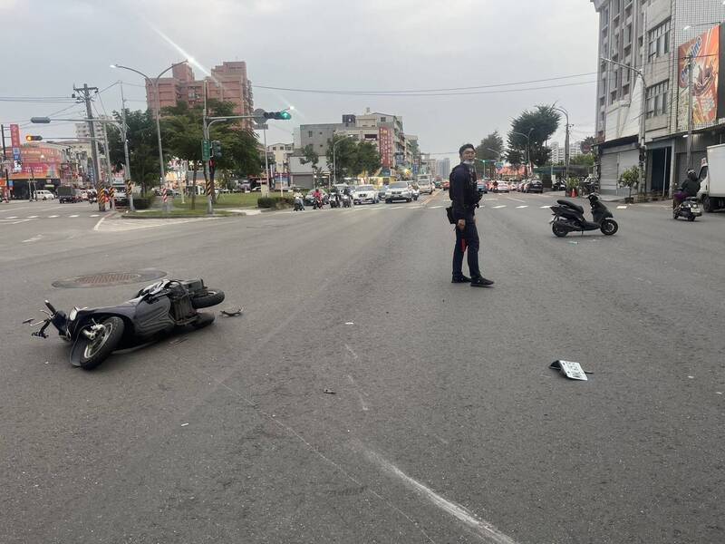 小六生無照偷騎父機車 闖紅燈撞車釀2人受傷挨罰