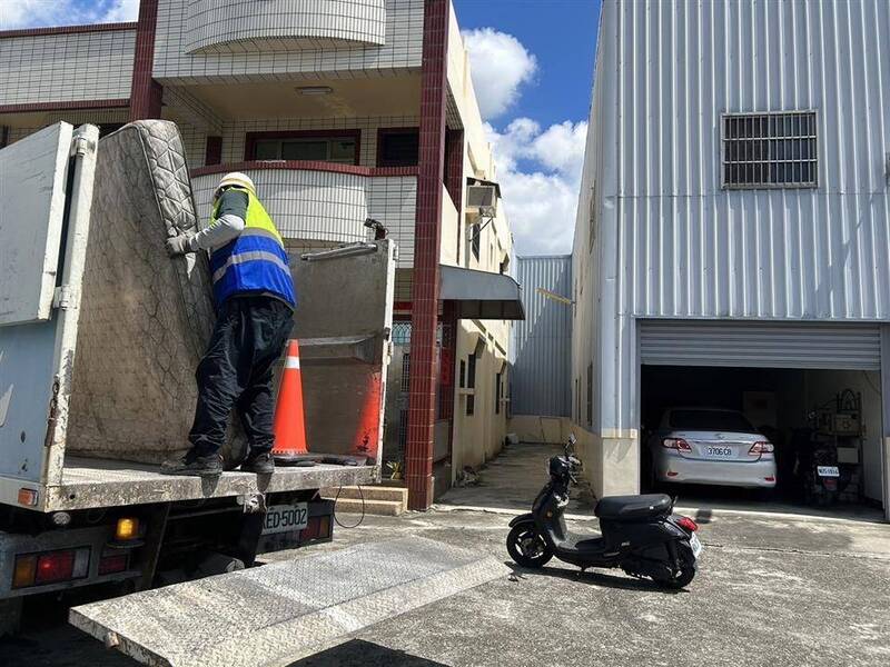 彰化縣家具等巨大廢棄物收費辦法全面調漲，像是彈簧床等家具可單件計價。（檔案照，彰化縣政府提供）