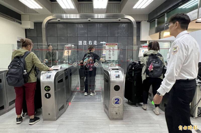 現行金門水頭港旅客服務中心內有3座曾是全國第一套查驗通關系統，即將在明年1月走入歷史。（記者吳正庭攝）