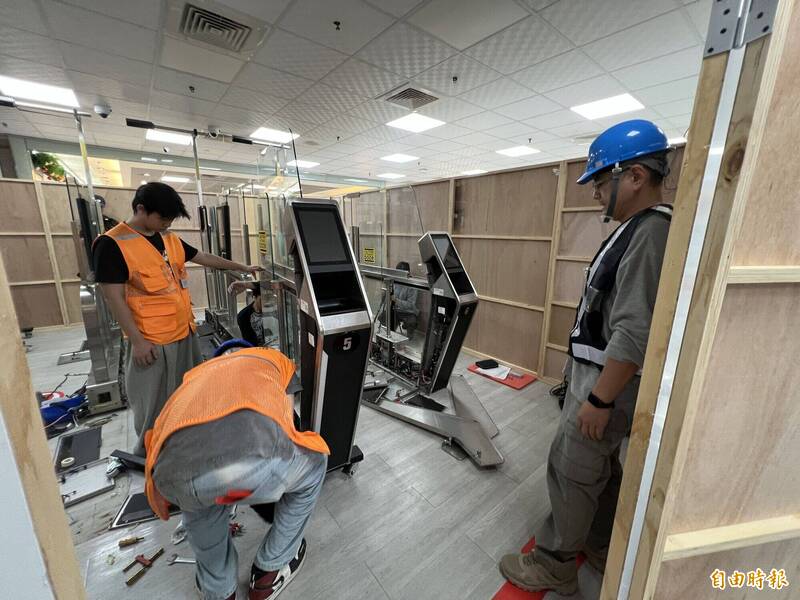 移民署將金門小三通水頭港通關處的自動查驗通關系統拆解移至新址。（記者吳正庭攝）