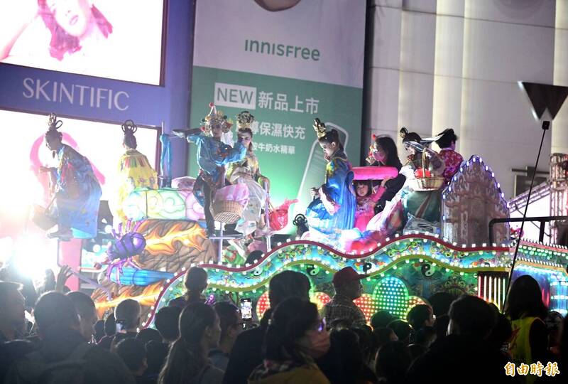 艋舺青山王祭西門町發糖 民眾享受藝閣車「飯撒」熱鬧氛圍