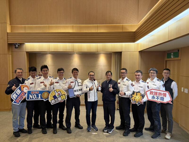 新北市消防局三重高階救護隊獲今年度EMS金梧桐獎殊榮，為六都中唯一獲獎的緊急醫療救護（EMS）團隊，消防局長陳崇岳今天將得獎殊榮獻給新北市政府。（新北消防局提供）