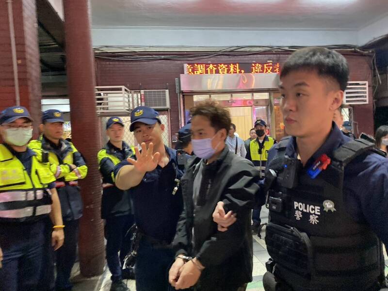 青山宮遶境驚見「攝狼」 拿手機偷拍外籍女裙底被活逮