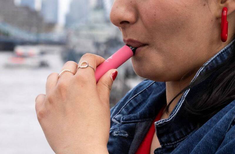 桃园某国中一名学生在校内吸食电子烟，疑是含有依托咪酯的烟弹。示意图，非当事人。（路透资料照）少一份毒品就多一份健康，自由时报提醒您远离毒品。