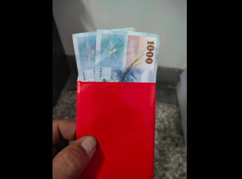 在路邊撿紅包「千元大鈔+頭髮」 他竟嗨喊︰終於可以娶水某!
