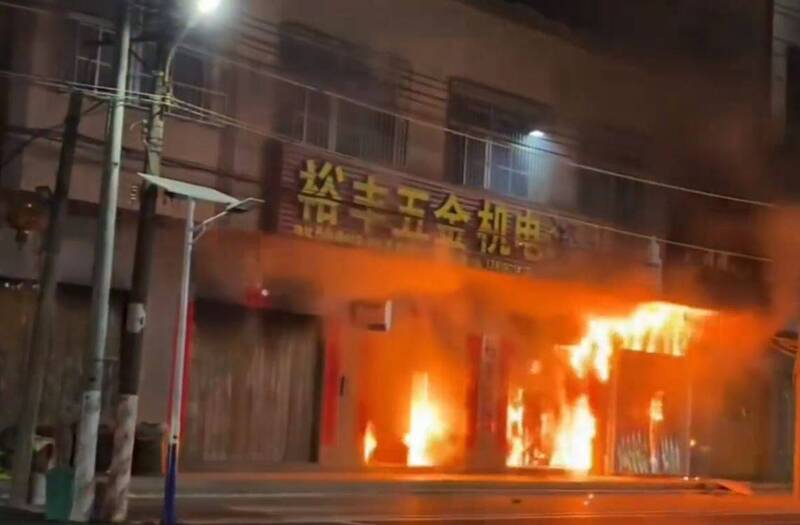 廣東汕頭大火釀12死 倖存女兒悲喊一家三代「全部都沒有了」