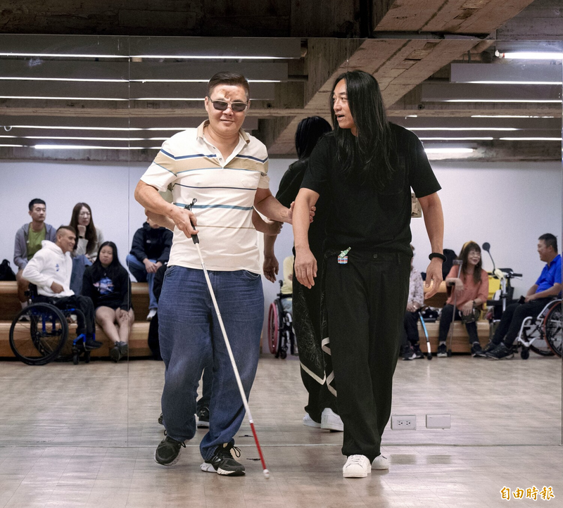 「2025新北無礙時尚SHINE YOUR LIGHT」週日登場,身心障礙朋友走伸展台,展現獨一無二的風采。。(記者翁聿煌攝)
