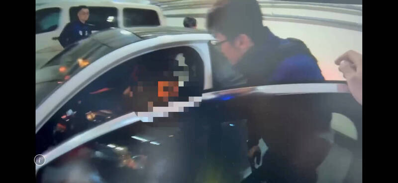 新北市警淡水分局獲報兩人遭持槍勒贖，事後查出疑為賭債糾紛。（記者吳仁捷翻攝）