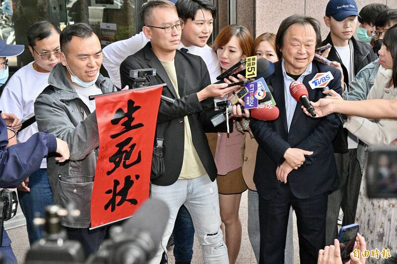 新黨副秘書長游智彬（左）10日帶著生死狀前往民進黨中央黨部找王世堅（右）決鬥，但旋即被警方架離現場。（記者叢昌瑾攝）