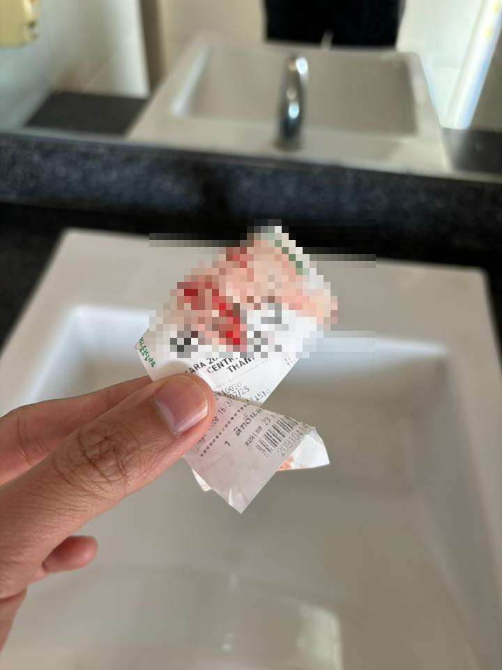 泰國曼谷37歲男子搭捷運時，手臂被陌生男子抹上大片血漬。（擷取自คนขึ้นรถไฟฟ้า - คอมมูนิตี้ （BTS | MRT | SRT | ARL） /臉書社團）