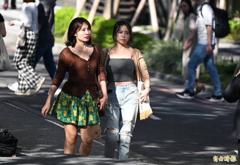 天氣風險指出，今天短暫回暖放晴，明起北部、東部再轉為有雨天氣。（資料照）