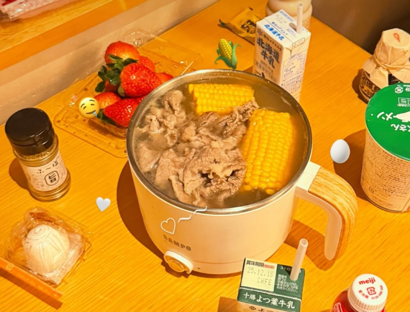 旅日正妹曬帶小電鍋「在飯店開煮」 全網炎上︰丟臉丟到國外！