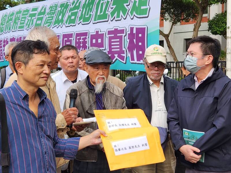 「台灣住民自決建國運動再出發推動小組」在教育部前高掛「總統府宣示台灣政治地位未定 請教育部國史館還原歷史真相」布條，遞交訴求。（擷取自台灣國臉書）