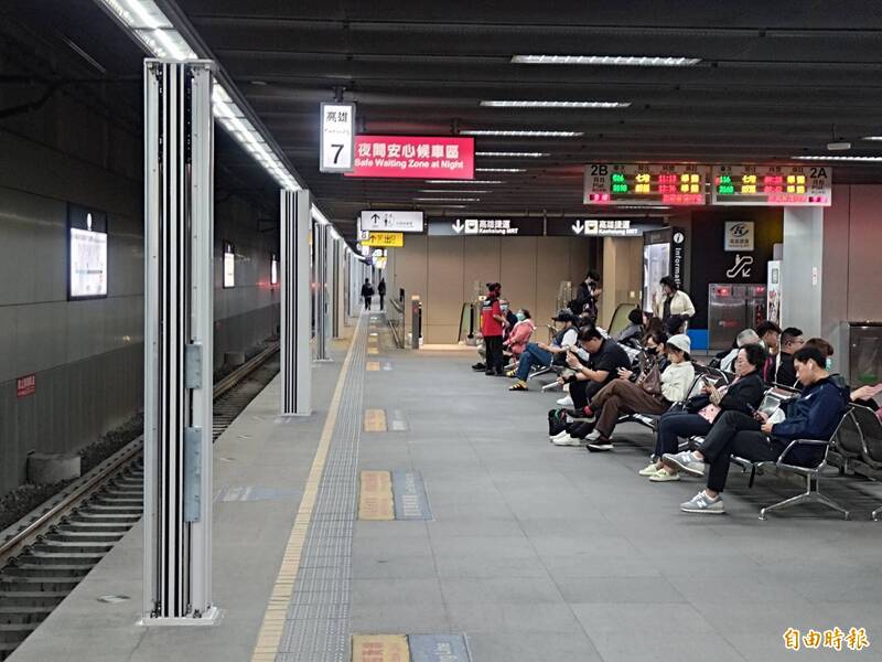 台鐵高雄車站月台門「柱」就定位 站長:明年3月完工