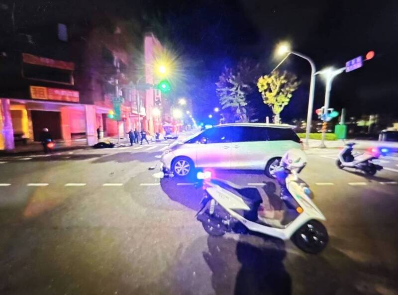 高雄休旅車闖紅燈撞女騎士慘滾數公尺 雙雙無照皆挨罰