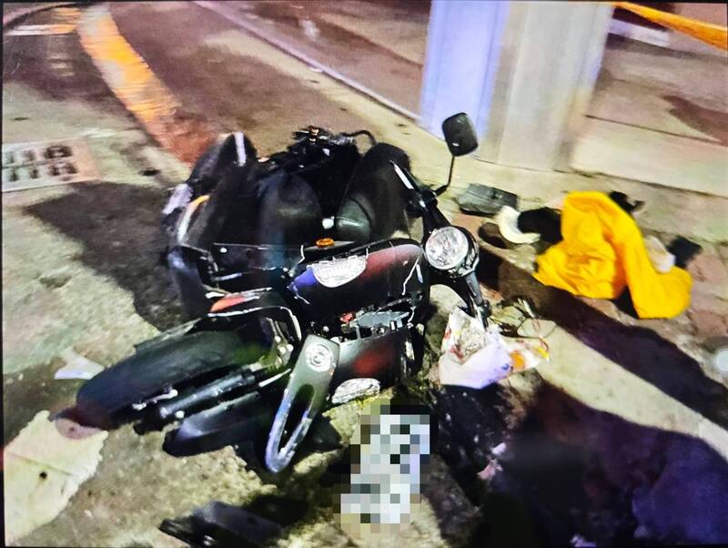 女骑士的机车因严重撞击，几乎成了废铁。（民众提供）