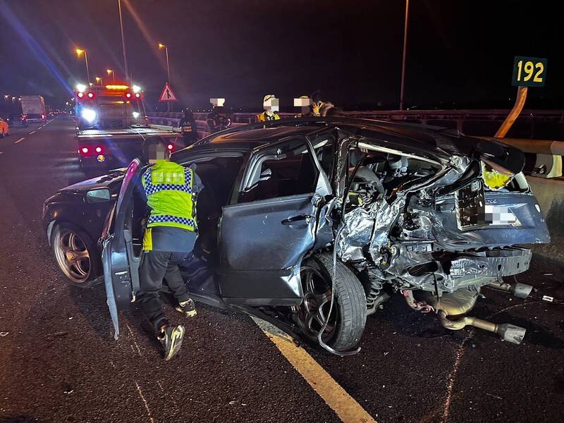 轿车遭追撞车尾严重毁损。（图由国道七队提供）