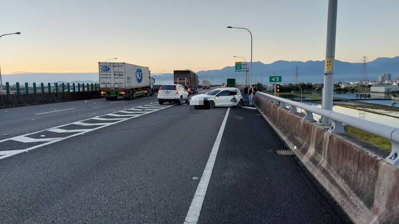 农用车逆向上国5，白色轿车闪避不及碰撞。（国道警方提供）