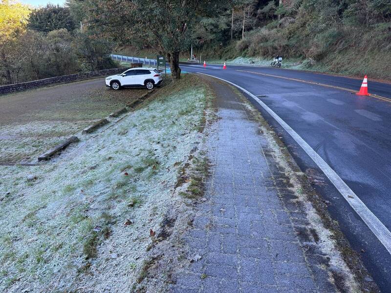 小心「犁田」!玉山塔塔加公路結冰 路面「薄霜」勿急煞