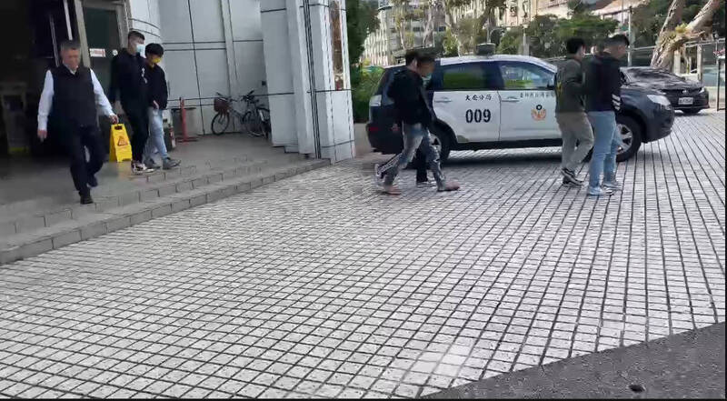 砸店的18岁谢男、23岁冯男及21岁庄男在警方策动下，前往大安分局投案。（记者郑景议翻摄）