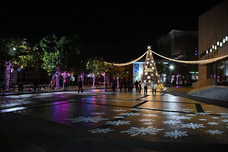 美得如黃金!10公尺耶誕樹彰化週日大點燈 連亮78天