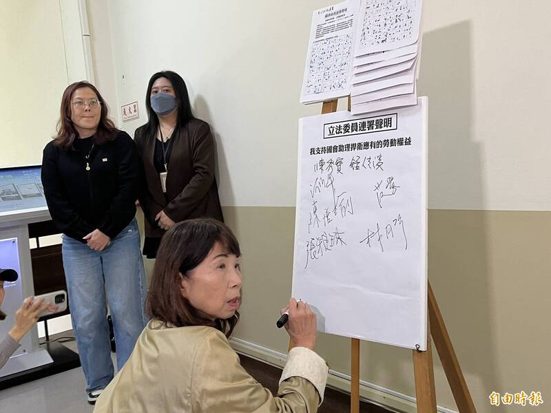民眾黨團幹事長陳昭姿上午也完成連署，她說，每個立委都有權利提出法案，每位被影響到權益的人也有權利為自己發聲。（記者李文馨攝）