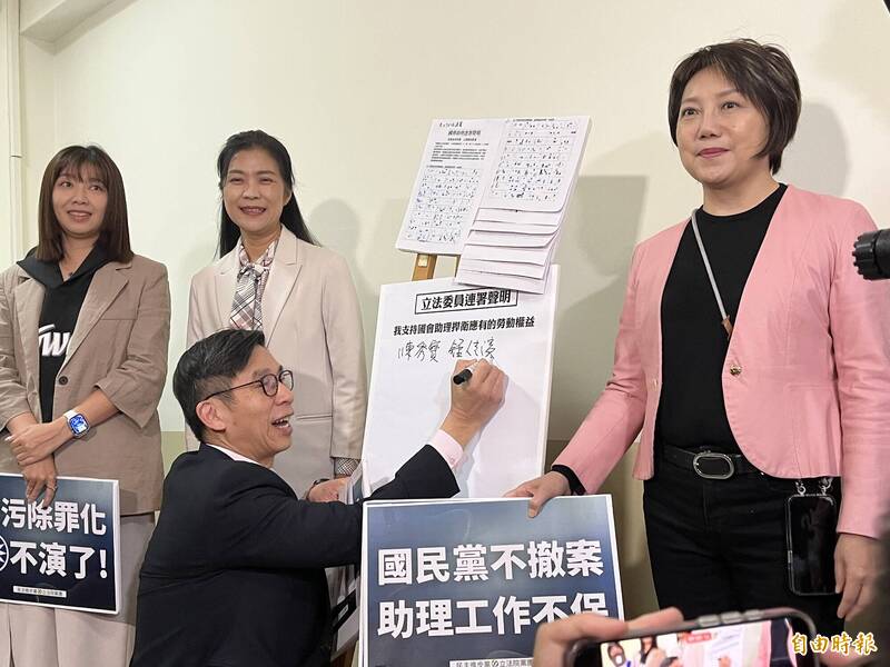 民進黨團幹事長鍾佳濱今天率領黨團幹部連署聲援助理連署，並對國會助理必須自己挺身而出、捍衛權益感到遺憾。（記者李文馨攝）