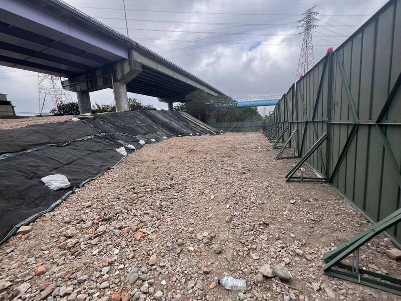 新竹市府進行頭前溪生態教育廊道工程，開工後挖出地下埋有大量廢棄物，市議員曾資程嘆這種工程陋習，市府應面對及處理，不要又變成大秘寶。（照片取自曾資程臉書）