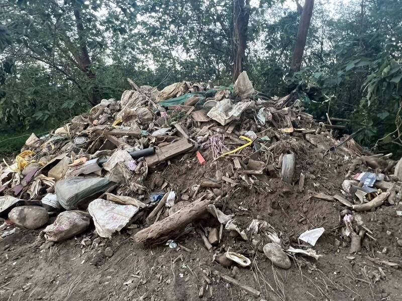 新竹市府進行頭前溪生態教育廊道工程，開工後挖出地下埋有大量廢棄物，市議員曾資程嘆這種工程陋習，市府應面對及處理，不要又變成大秘寶。（照片取自曾資程臉書）