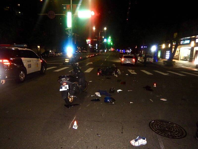 驚悚畫面曝光!台中OL撞飛兩騎士釀1死1傷 鞋子、機車碎片噴飛