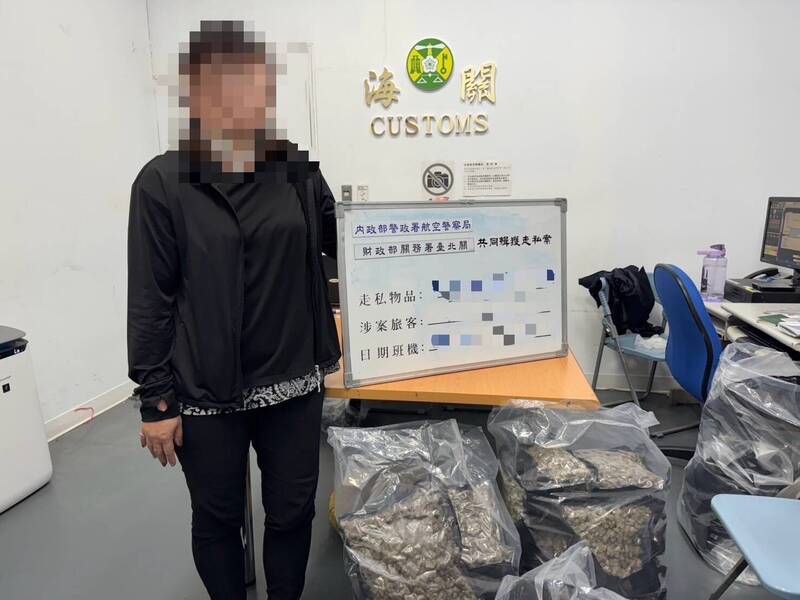 自曼谷入境的吳姓女子託運行李內夾藏30餘包第二級毒品大麻花，總重量達16.22公斤，市值初估逾新台幣3000萬元。（航警局提供）