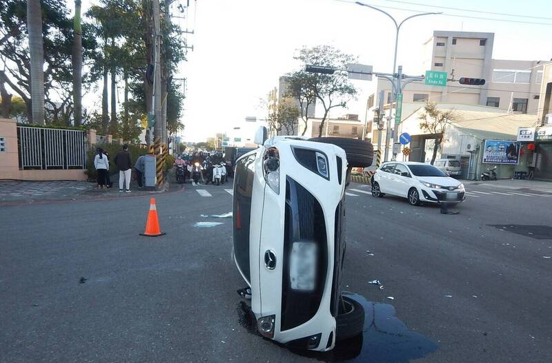 台中后里汽機車連環撞 轎車側翻呈「立筊」