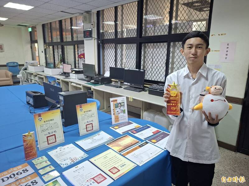 新竹市光復高中學生何崧瑀3歲喪父，卻努力參加競賽，並以逆轉勝成績獲全國技藝競賽文書處理金手獎。（記者洪美秀攝）