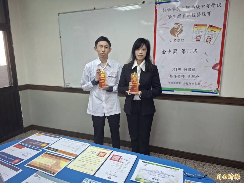 新竹市光復高中學生何崧瑀3歲喪父，卻努力參加競賽，並以逆轉勝成績獲全國技藝競賽文書處理金手獎。指導老師梁國珍也肯定其努力。（記者洪美秀攝）