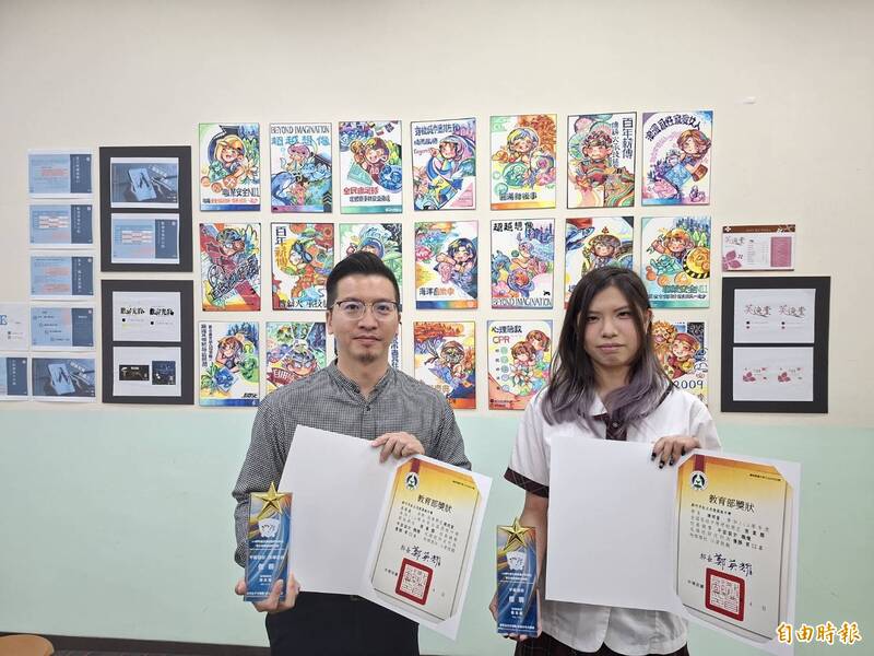 新竹市光復高中廣告設計科高三學生陳明萱獲全國高級中等學校商業類技藝競賽平面設計組全國優勝第12名佳績。指導老師呂奇品肯定其努力。（記者洪美秀攝）