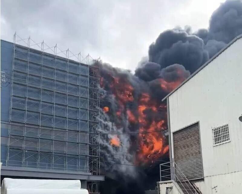 奪9命真相曝!台中全聯倉儲趕工連環錯 鋪滿易燃板竟違規「動火」