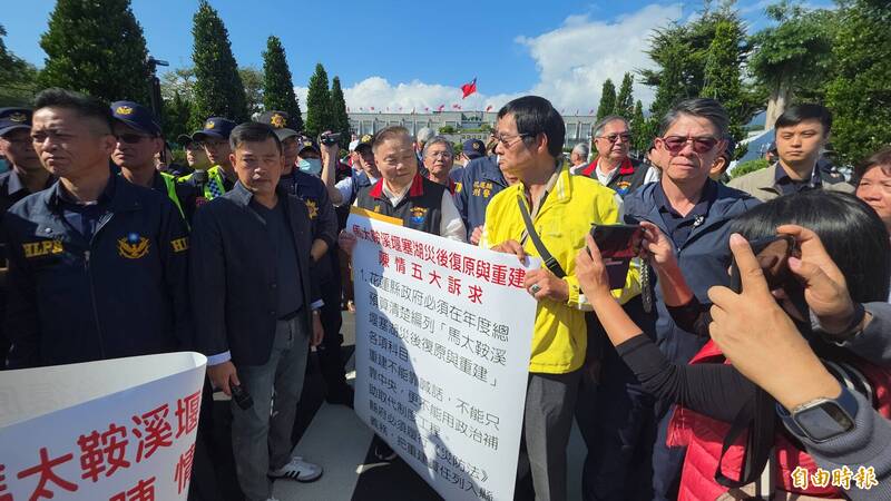 徐榛蔚依舊神隱！500人花蓮縣府前痛斥：有錢放煙火、沒錢救災民