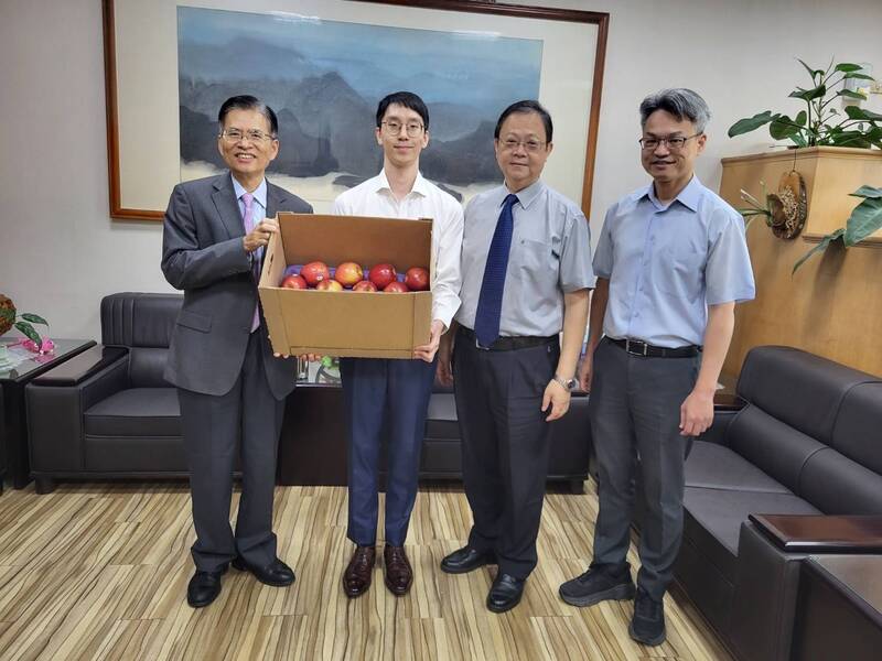 台中高分检检察长林锦村（左1），10日上午先到南投地检致赠大箱苹果慰劳，由苏厚仁（左2）代班接受。（南投地检署提供）