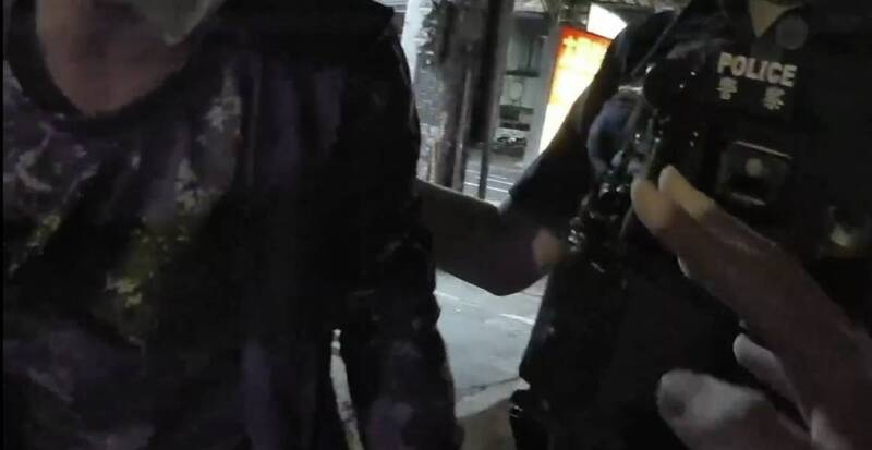 警方查出郭男身背6条通缉，询后解送归案。（民众提供）